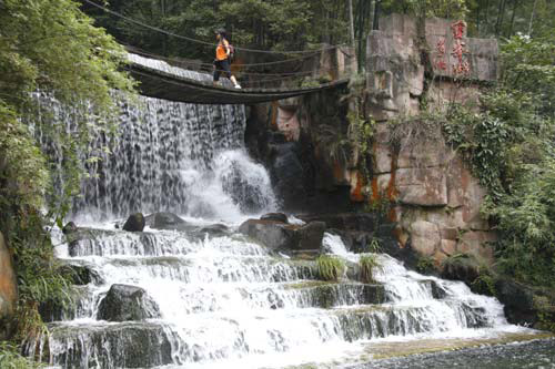 Photo taken on Sept. 16, 2007 shows the Imperial Writing Brush Peaks (Yubi Feng) in the Zhangjiajie National Forest Park of central China&apos;s Hunan province. [Photo: CRIENGLISH.com]