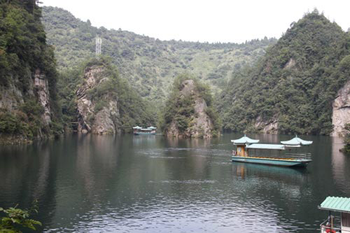 Photo taken on Sept. 16, 2007 shows the Baofeng Lake in the Zhangjiajie National Forest Park of central China's Hunan province. [Photo: CRIENGLISH.com]