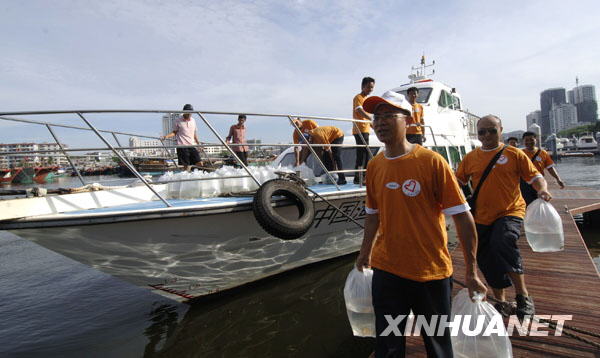 On June 18, volunteers took part in the release of rare fish at Sanya Bay, southern China’s Hainan Province. About 100,000 rare fish were released into the South Sea. [Xinhua\China.org.cn]