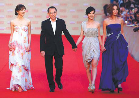 Emperor Group chairman Albert Yeung Sau-shing walked the red carpet with Han Xue (first left), Ah Sa (second right) and Yumiko Cheng (first right). 