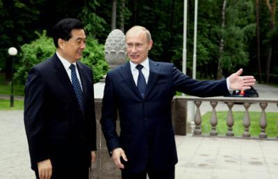 Russian Prime Minister Vladimir Putin (R) welcomes visiting Chinese President Hu Jintao in Moscow, capital of Russia, June 17, 2009. [Yao Dawei/Xinhua] 