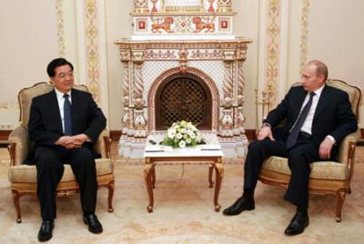 Chinese President Hu Jintao (L) meets with Russian Prime Minister Vladimir Putin in Moscow, capital of Russia, June 17, 2009. [Pang Xinglei/Xinhua] 