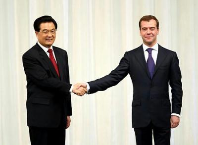 Chinese President Hu Jintao (L) shakes hands with his Russian counterpart Dmitry Medvedev during the celebration for the 60th anniversary of the establishment of the diplomatic relations between China and Russia in Moscow, capital of Russia, June 17, 2009. [Rao Aimin/Xinhua] 