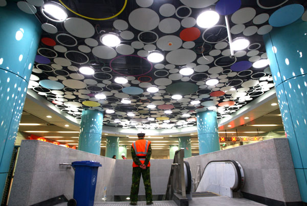 The decorations are complete at the Beijing Zoo Subway Station on the city's new Subway Line 4, as seen here on Thursday, June 18. All the stations along the new line that links together Beijing's southern Fengtai District and northwestern Haidian District are fully decorated, according to MTR Corporation. Following testing, Line 4 is set to open on October 1 this year. [CFP] 