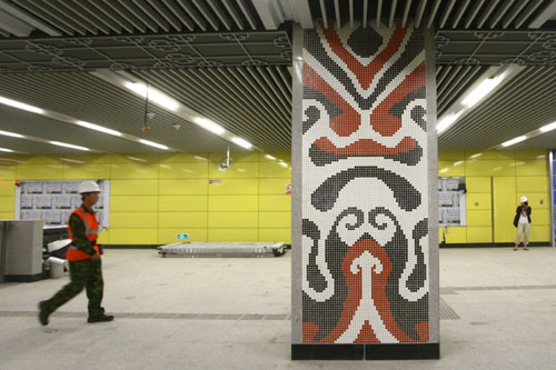 A worker walks in the newly-decorated Beijing Zoo Station on Beijing's Subway Line 4, Tuesday, June 18. No-load testing will begin June 20 along the 28-kilometer-long subway line that links together Beijing's southern Fengtai District and northwestern Haidian Districtto. The line is set to open on October 1 this year. [Photo: CFP/ Jiang Daizheng]