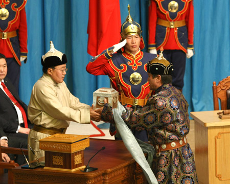 Mongolian President-elect Tsakhia Elbegdorj (L) receives the presidential seal from the outgoing President Nambaryn Enkhbayar during the inauguration ceremony in Ulan Bator, capital of Mongolia, on June 18, 2009. Tsakhia Elbegdorj was sworn in as Mongolia's President here on Thursday after winning the May 24 election with 51.21 percent of the vote. [Hao Lifeng/Xinhua]