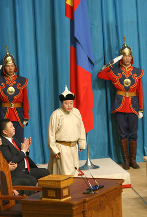 Mongolian President-elect Tsakhia Elbegdorj (C) attends the inauguration ceremony in Ulan Bator, capital of Mongolia, on June 18, 2009. [Hao Lifeng/Xinhua]