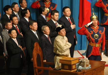 Mongolian President-elect Tsakhia Elbegdorj (front) takes an oath during the inauguration ceremony in Ulan Bator, capital of Mongolia, on June 18, 2009. [Hao Lifeng/Xinhua]