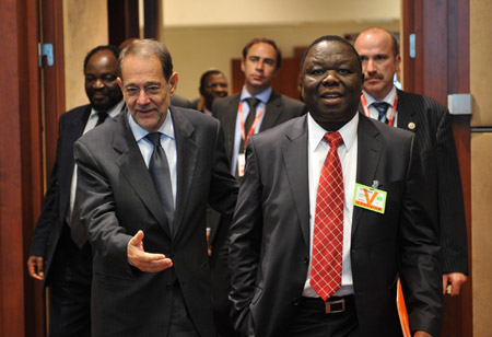 Zimbabwe's Prime Minister Morgan Tsvangirai (R) and EU foreign and security chief Javier Solana walk into the venue of the EU-Zimbabwe meeting in Brussels, capital of Belgium June 18, 2009. The EU-Zimbabwe meeting was held here on Thursday.[Xinhua]