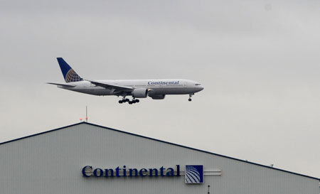 A plane of Continental Airlines is about to land at the Newark Liberty International Airport in New Jersey of the United States, June 18, 2009. A cross-Atlantic jetliner Continental Airlines 61 flight landed safely at Newark Liberty International Airport, New Jersey, Thursday after its pilot died mid-flight while flying from Belgium, carrying 247 passengers, the Federal Aviation Administration (FAA) said. [Shen Hong/Xinhua]