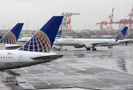 Airplanes of Continental Airlines park on the apron of Newark Liberty International Airport in New Jersey of the United States, June 18, 2009. [Shen Hong/Xinhua]