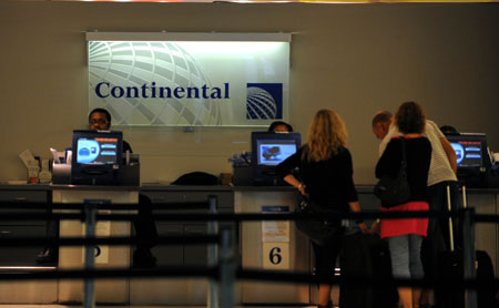 Passengers transact the transfer service at the Continental Airlines counter at Newark Liberty International Airport in New Jersey of the United States, June 18, 2009. [Shen Hong/Xinhua] 