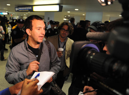 Gijs Kentteo, a passenger aboard the Continental Airlines 61 flight, receives interviews from media at Newark Liberty International Airport in New Jersey of the United States, June 18, 2009. [Shen Hong/Xinhua]