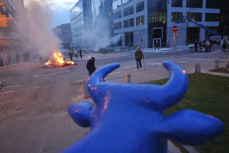 Haystack is fired during the protest for a fair milk price outside the European Union headquarters in Brussels, capital of Belgium, on late June 18, 2009. [Wu Wei/Xinhua]