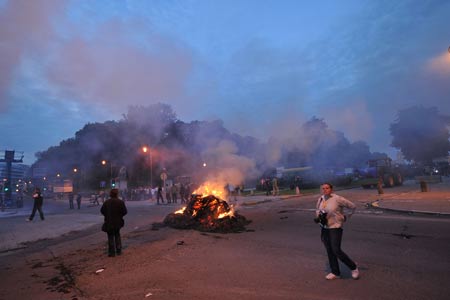 Haystack is fired during the protest for a fair milk price outside the European Union headquarters in Brussels, capital of Belgium, on late June 18, 2009. [Wu Wei/Xinhua] 