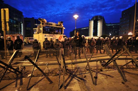 Policemen guard outside the EU headquarters during the protest for fair milk price in Brussels, capital of Belgium, on late June 18, 2009. [Wu Wei/Xinhua] 