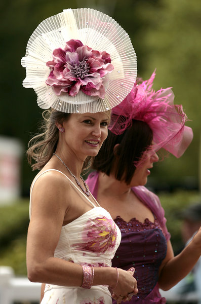 Racegoers arrive in fashionable hats for Ladies' Day at Royal Ascot. [CFP]