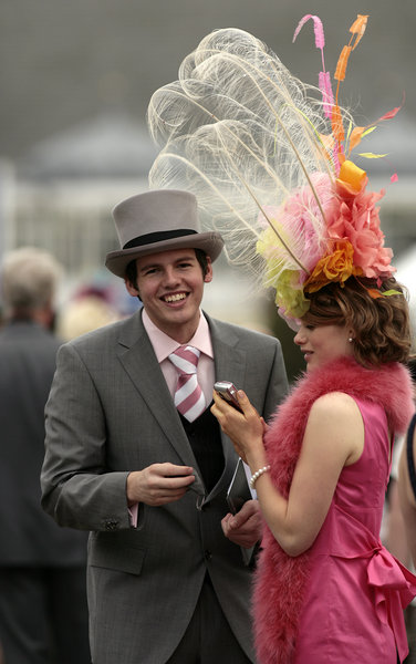 Racegoers arrive in fashionable hats for Ladies' Day at Royal Ascot. [CFP]