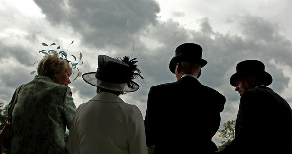 Racegoers arrive in fashionable hats for Ladies' Day at Royal Ascot. [CFP]