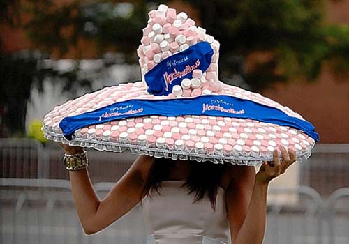 A racegoer shows off her hat during the third day of Royal Ascot race meeting June 18, 2009. [Xinhua]