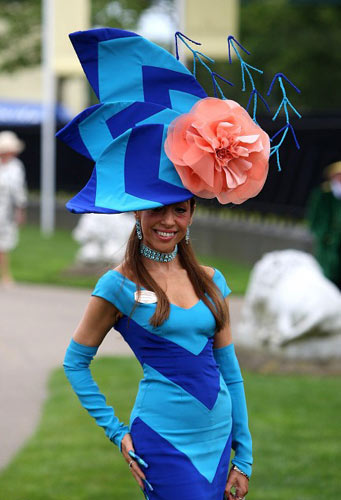 A racegoer shows off her hat during the third day of Royal Ascot race meeting June 18, 2009. [Xinhua]