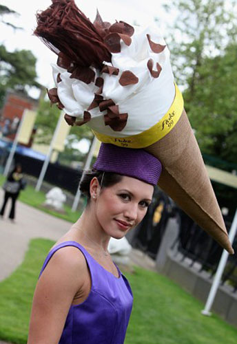 A racegoer shows off her hat during the third day of Royal Ascot race meeting June 18, 2009. [Xinhua]