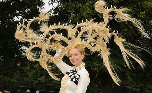 A racegoer shows off her hat during the third day of Royal Ascot race meeting June 18, 2009. [Xinhua]