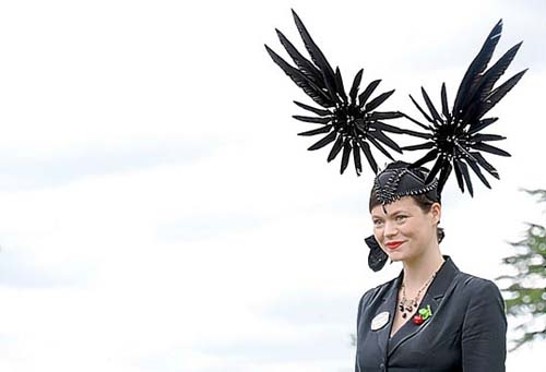 A racegoer shows off her hat during the third day of Royal Ascot race meeting June 18, 2009. [Xinhua]