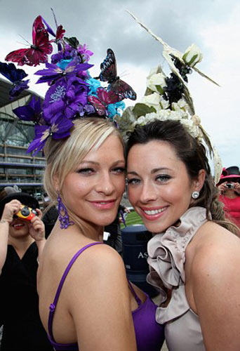 Racegoers arrive in fashionable hats for Ladies' Day at Royal Ascot. [Xinhua]