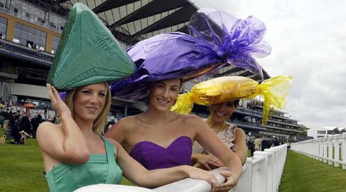 Racegoers arrive in fashionable hats for Ladies' Day at Royal Ascot. [Xinhua]