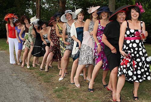 Racegoers arrive in fashionable hats for Ladies' Day at Royal Ascot. [Xinhua]