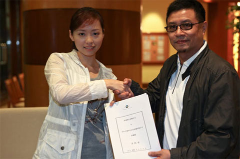 Zhang Liangying (L) and Zhang Songhui, the president of Universal Records of Greater China