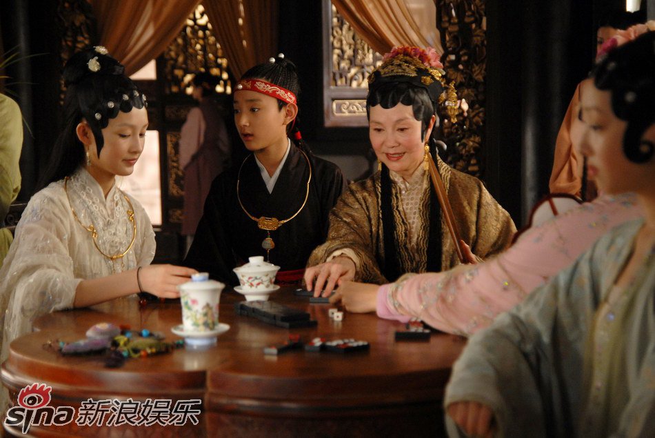 Young Baoyu, the hero of 'The Dream of Red Mansions', sits with Baochai (L), his mother (The third from the left) and his beloved one Daiyu (The first from the right) 