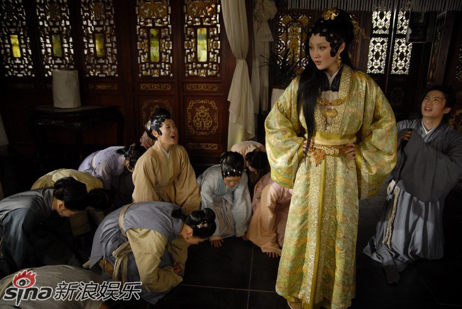 Wang Xifeng is scolding family servants.