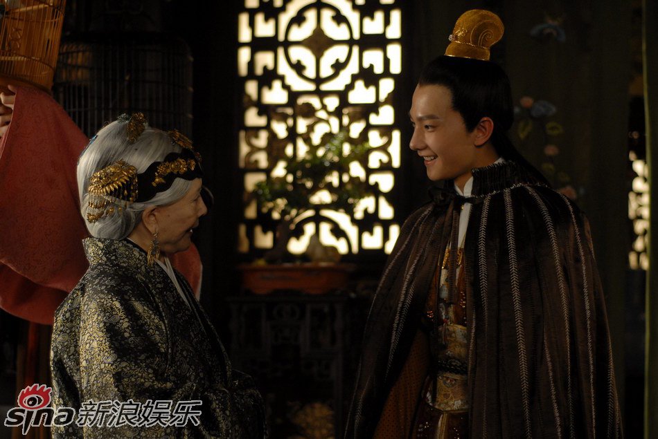 Grown-up Jia Baoyu (R) talks with his grandmother