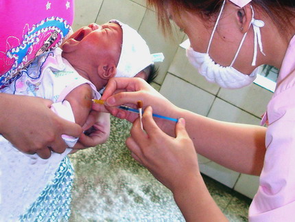 A child is injected with the Hepatitis B vaccine at Shaodong county centre for disease control, Hunan province in this file photo. [Huang Wu/China Daily]