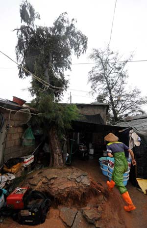 A local villager makes preparation ahead of the arrival of Linfa, the third tropical storm this year, at Jinjing Town in Jinjiang, a city in southeast China's Fujian Province, June 21, 2009. Linfa landed at Dongshi Town, Jinjiang City on June 21. (Xinhua/Jiang Kehong) 