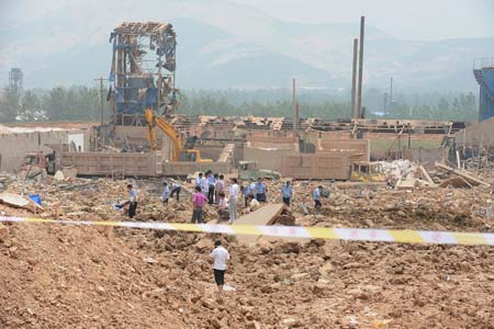 Photo taken on June 21, 2009 shows the workshops of Jingxin Mining Ltd. Co. where a blast occurred in Fengyang County of east China's Anhui Province. A blast ripped through the workshops of Jingxin Mining Ltd. Co. at 3:17 a.m. on Sunday, leaving 16 people dead and 44 others injured. (Xinhua)