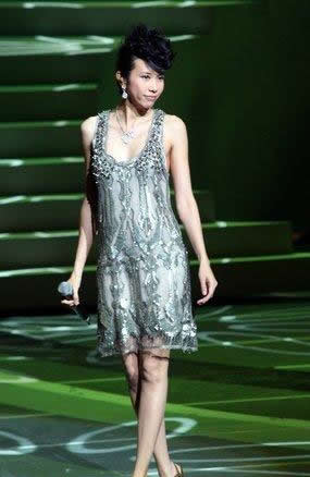 Karen Mok, one of the stars shining on the closing ceremony of the 12th Shanghai International Film Festival.