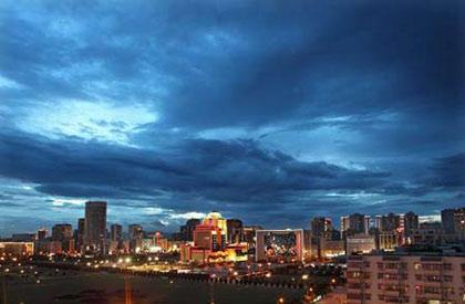 The Photo shot on the night of June 20 shows the flowing cloud above the city of Shantou, Guangdong Province. As Linfa, the third tropical storm this year which has upgraded to strong tropical storm Saturday noon, people in east China are bracing for it. [Xinhua] 