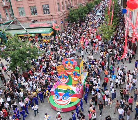 People watch performances during a carnival held in Harbin, capital of northeast China&apos;s Heilongjiang Province, June 21, 2009. Colorful performances attracted many citizens and tourists to attend the activity in Harbin on Sunday. (Xinhua Photo)