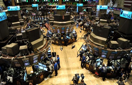 Traders work at New York Stock Exchange in New York, the United States, June 22, 2009. U.S. stocks plunged on Monday as lower expectation of world economy hit global market. Dow Jones lost 200 points, while S and P and Nasdaq composite shed more than 3 percent. [Xinhua]