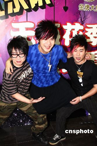 From L to R, Guo Yang, Zhang Wei and Wang Wenbo pose at a press coference in Beijing on June 21, 2009. 