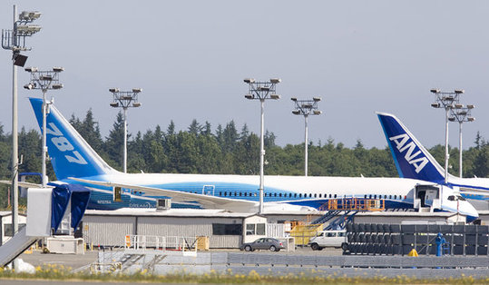 The Boeing 787 Dreamliner sits on the flight line January 9, 2009 at Paine Field in Everett, Washington. Boeing announced the postponement of the airplane's first flight due to a need to reinforce part of the plane's body. [CFP]