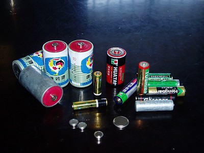 File photo: Used batteries [qianlong.com] 