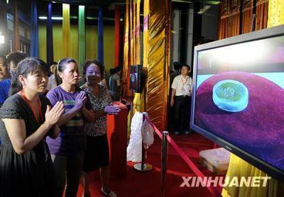 The relics could be seen in detail via digital pictures on two large screens, said Yun Guirong, director of the administrative office of the temple.