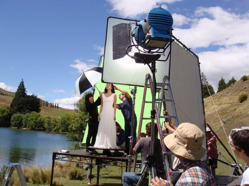 Check out the recently-released photos of Zhang Ziyi filming a new commercial for Platinum Guild International in New Zealand earlier this year. Zhang has been endorsing PGI, a service provider of platinum jewelry, since 2007.