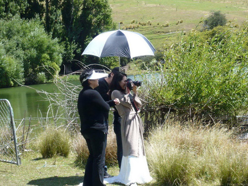 Check out the recently-released photos of Zhang Ziyi filming a new commercial for Platinum Guild International in New Zealand earlier this year. Zhang has been endorsing PGI, a service provider of platinum jewelry, since 2007.