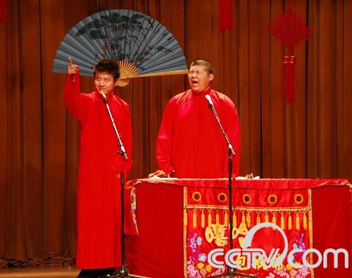 Gao Xiaopan (L) and his partner You Xianchao cross-talks.