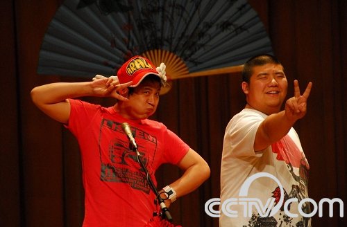 Gao Xiaopan (L) and You Xianchao perform in modern clothes.